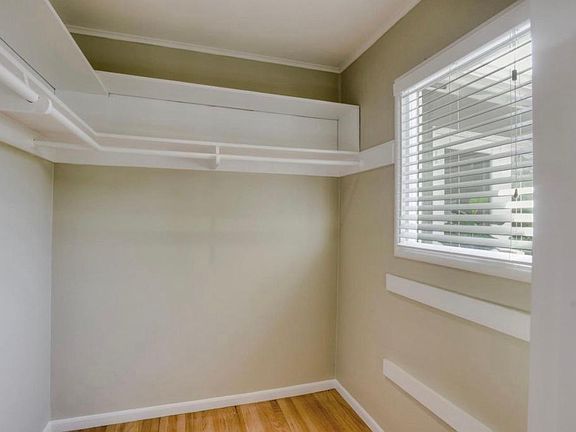 4th image of 218 Louise Ln