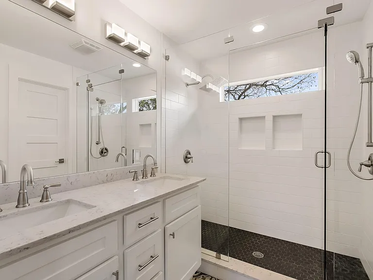 2712 E 3rd St #A — Photo 9