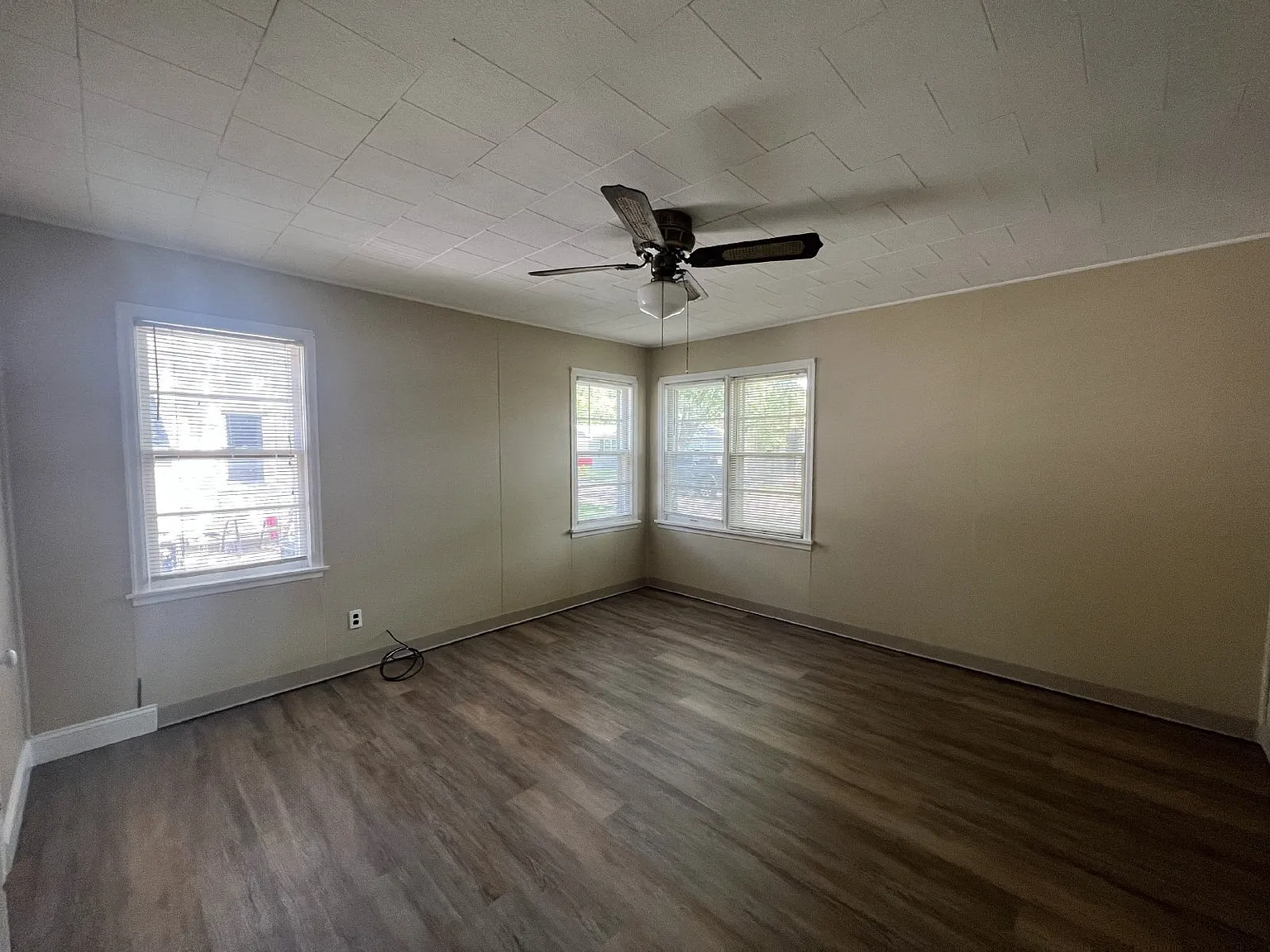 3 bed, 1.0 bath, $1,175 — Photo 4