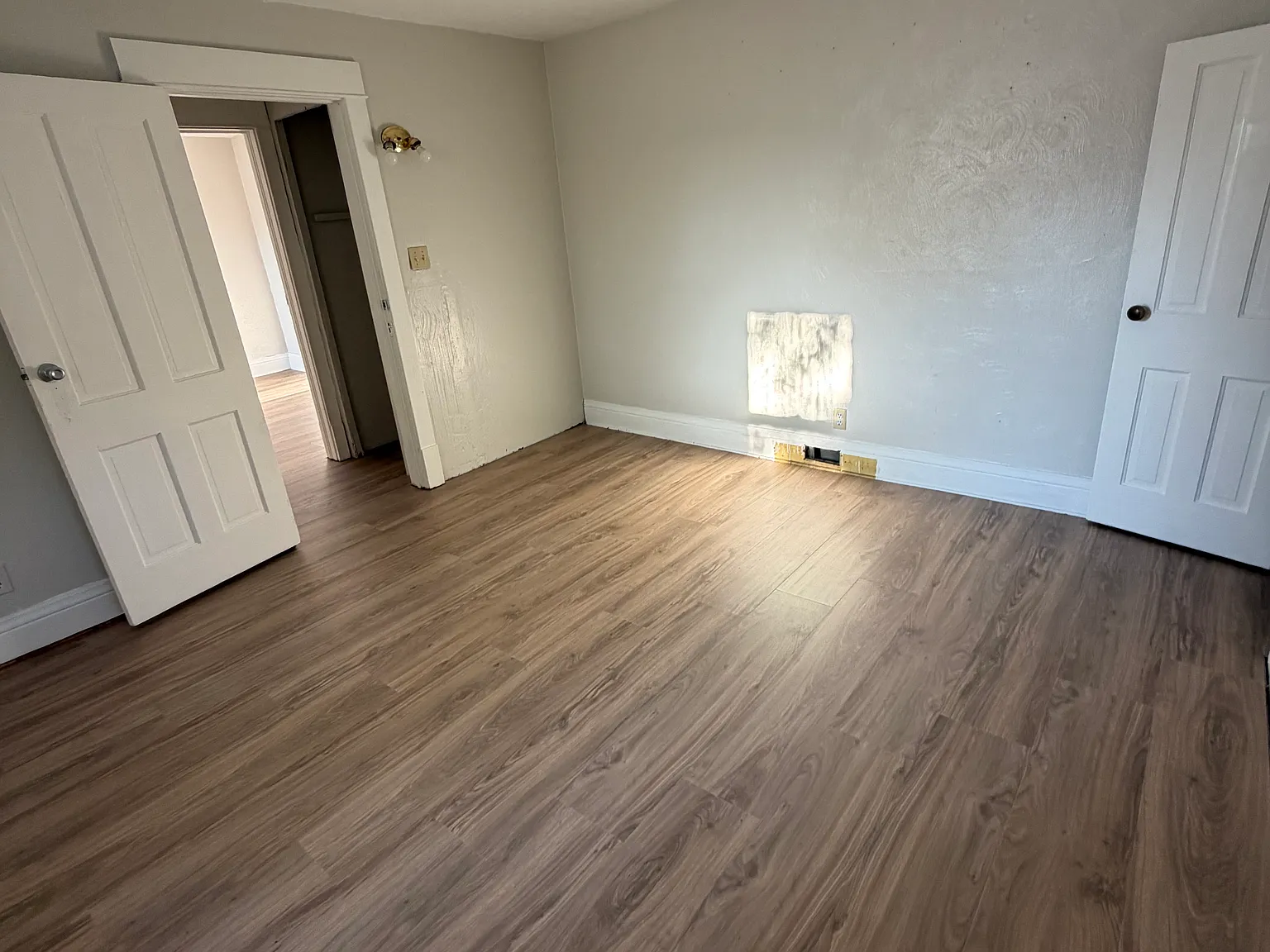 1548 E 4th St — Photo 1