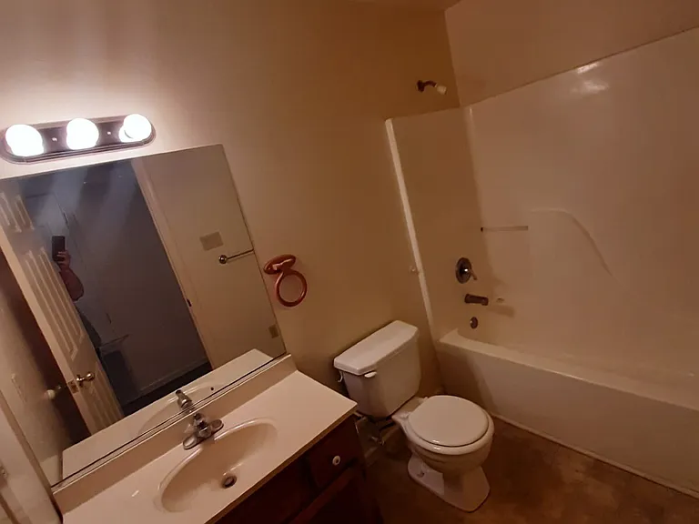 923 W Oak Butlers #1 — Photo 14