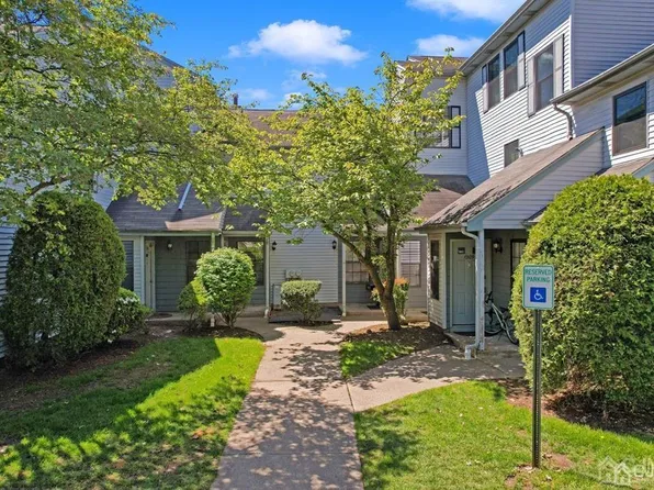 1308 Woodbridge Commons Way, Iselin, NJ 08830