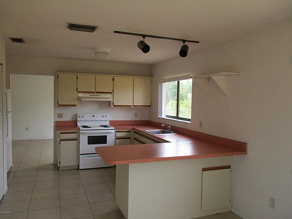 3rd image of 1520 Rushmore Ave SE
