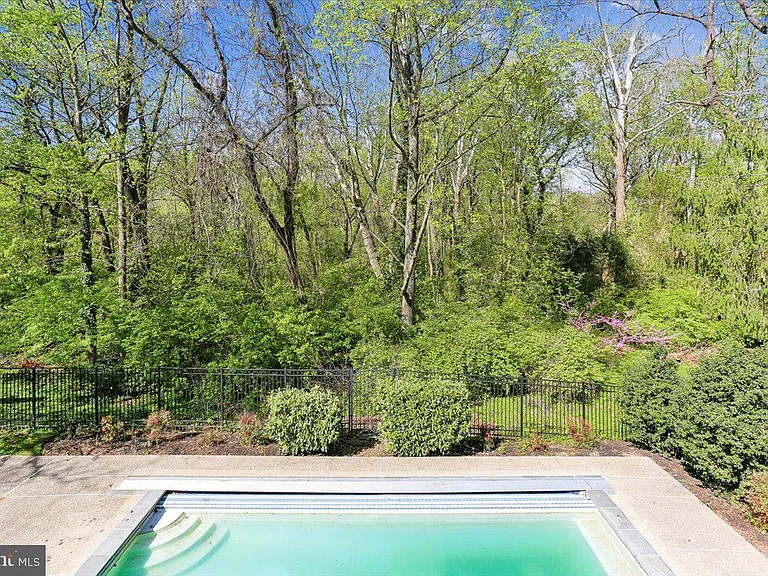 4902 Derussey Pkwy — Photo 97