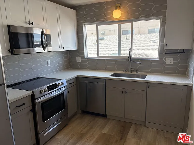 6350 Willoughby Ave #9 — Photo 9