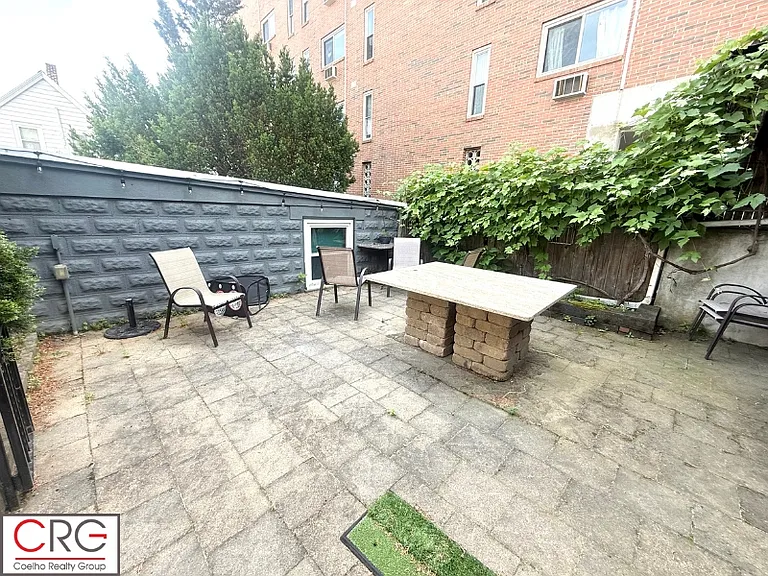 10 Eastman Rd — Photo 37