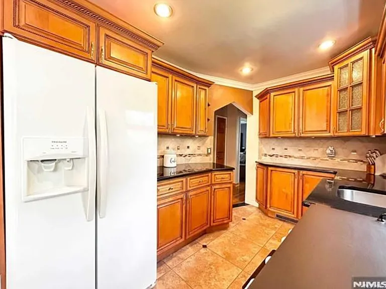 321 Maplewood Dr — Photo 6