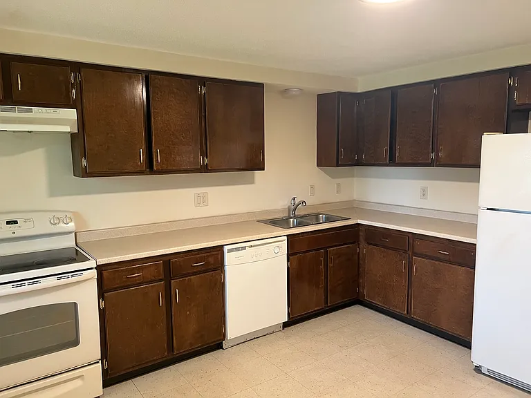 Holly Brook Apartments — Photo 19