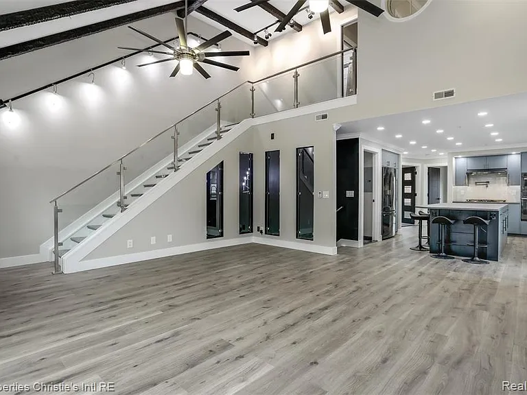 2542 Woodward Ave — Photo 6