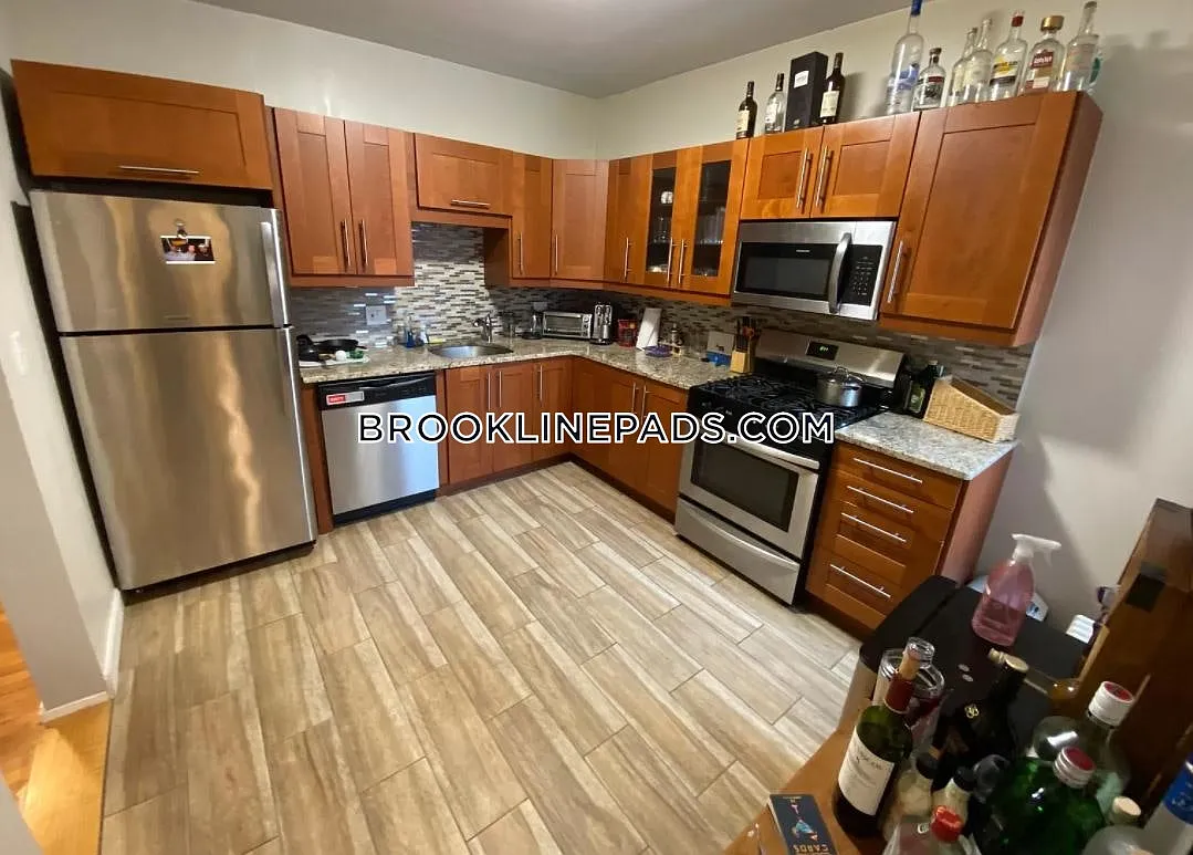 Building Photo - 170 Thorndike St #1