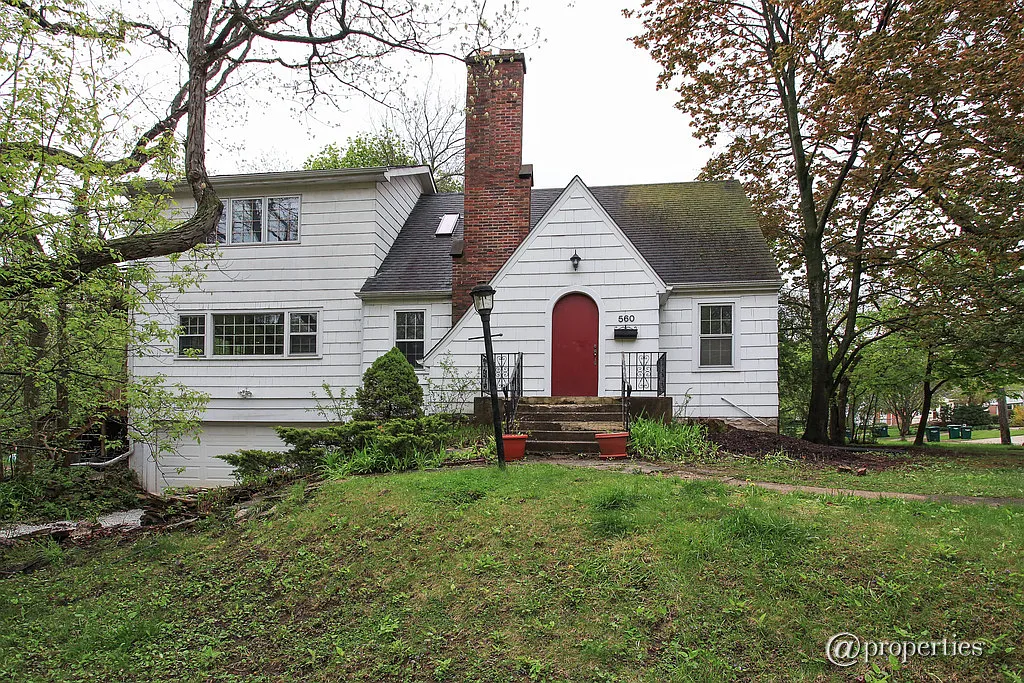 560 Ravinia Rd photo 1
