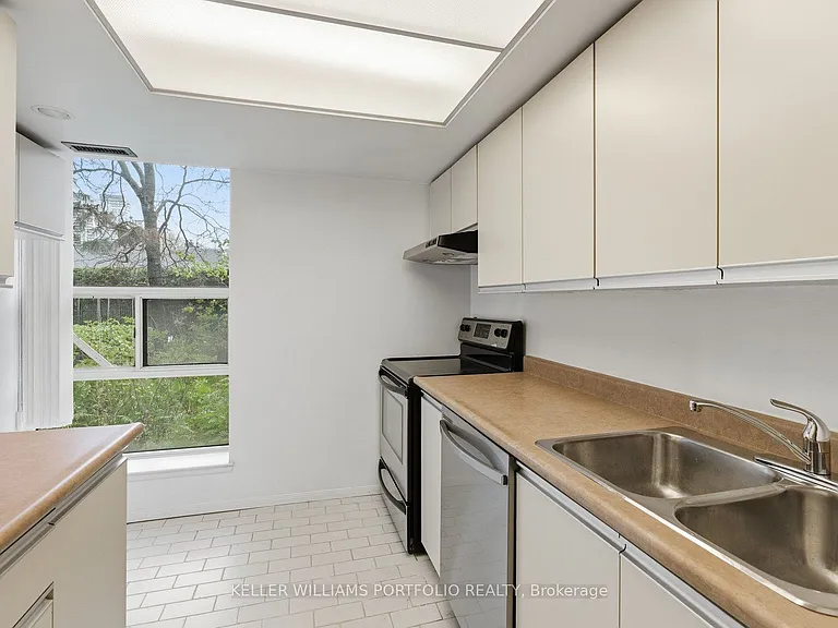 701 King St W #107 — Photo 13