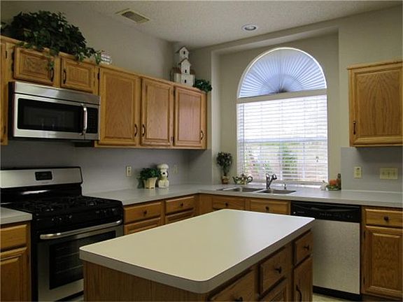 BEAUTIFUL KITCHEN WITH PLENTY OF COUNTERS AND CABINETS