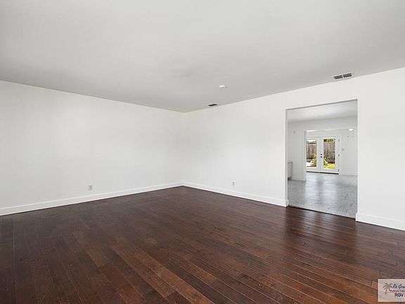 3rd image of 1114 E Crockett Ave