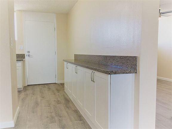 Punahou Heights entry way with bar counter and storage