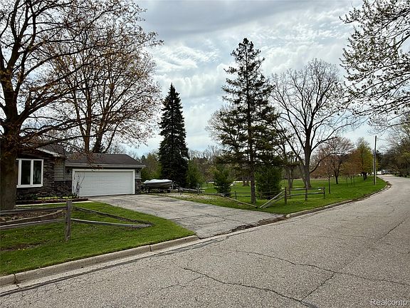 2nd image of 5934 Montebello Ave
