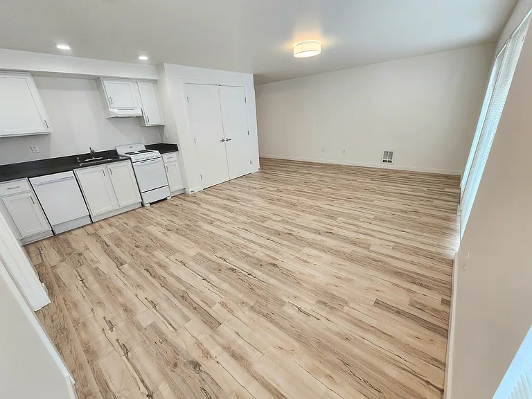 Russo Apartments — Photo 64