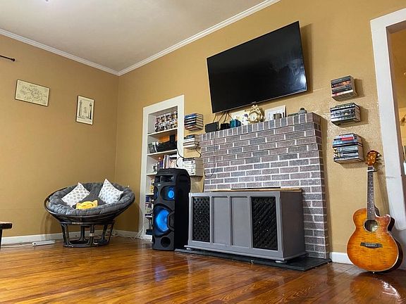 Unit does not come furnished, but including some pics furnished so you can get some ideas...