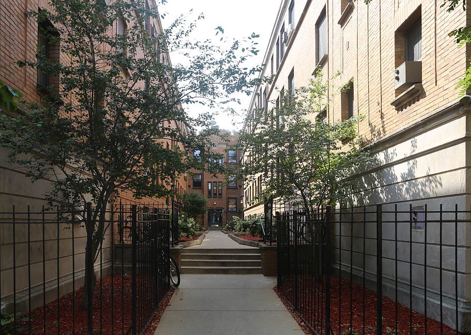 1st image of 815 W Cornelia Ave #201
