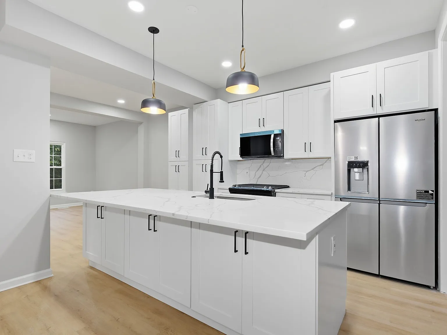 3 bed, 2.5 bath, 2326 sqft, $3,400 — Photo 2