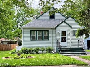 1216 Chestnut St, Grand Forks, ND 58201