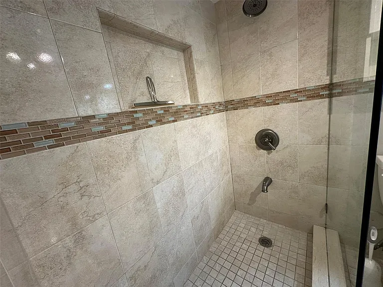 17801 N Bay Rd #212 — Photo 25