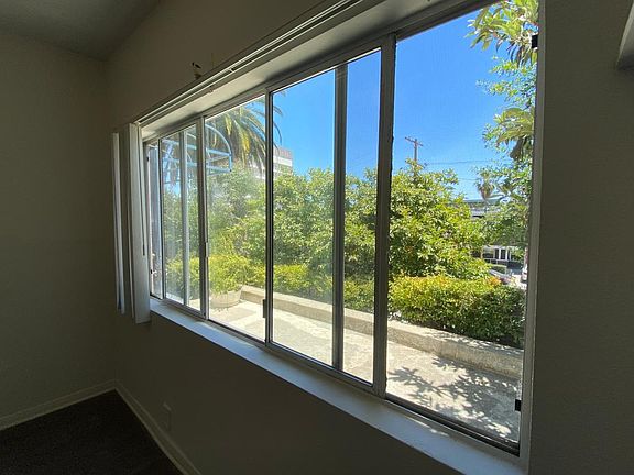 5th image of 1039 N Bonnie Brae St #18