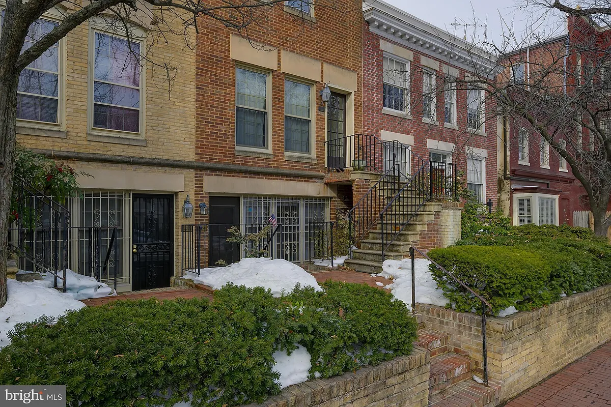 Building Photo - 226 3rd St NE #35