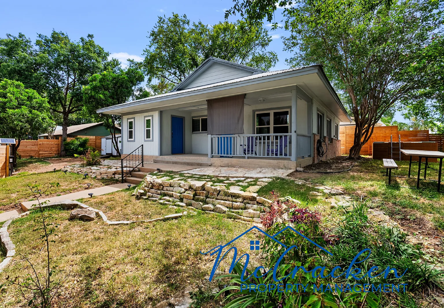 Location location location! 3 bedroom (+ bonus room) with pool and large fully fenced yard on the... — Photo 3