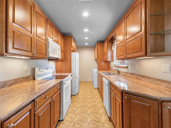 5th image of 3112 Riviera Pl NE