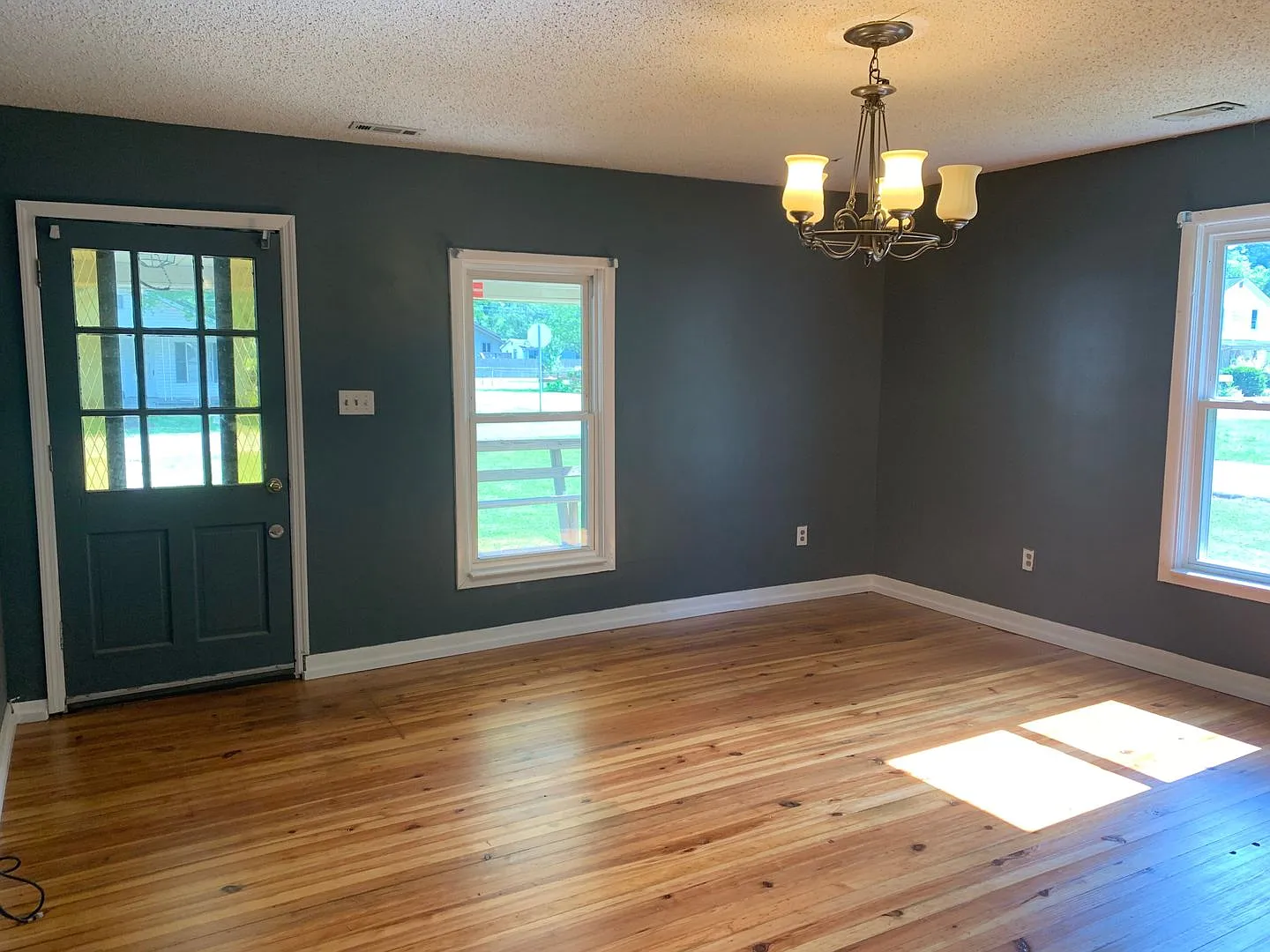A quaint three bedroom one bath single family house in Five Points — Photo 2