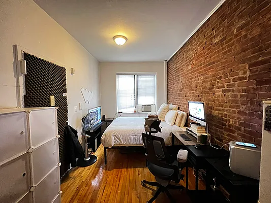 Rented by Salon Realty Corp | media 10