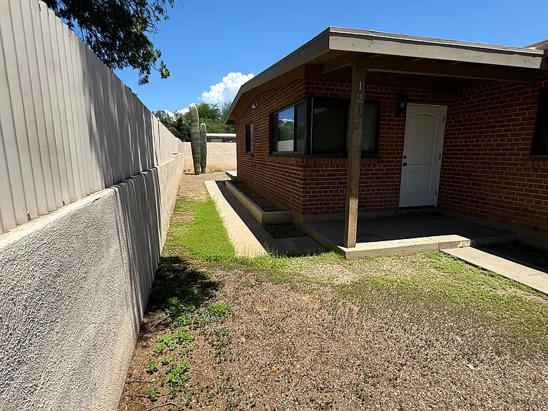 120 N Campbell Ave — Photo 5