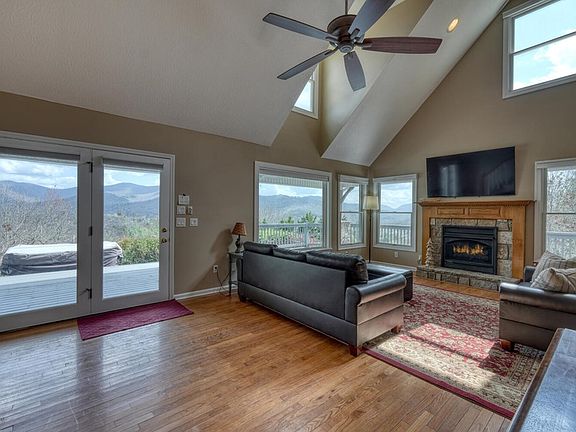 3rd image of 3023 Bear Ln