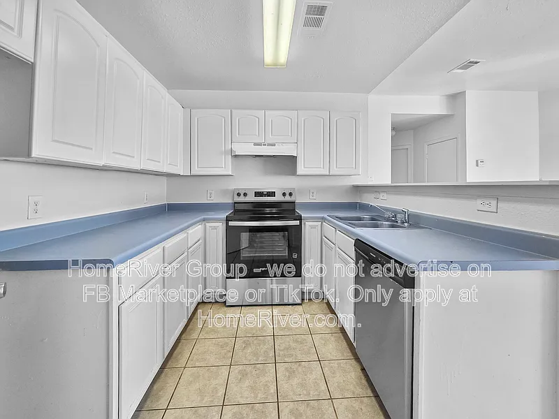 3 bed, 2.0 bath, 1016 sqft, $1,300 — Photo 3