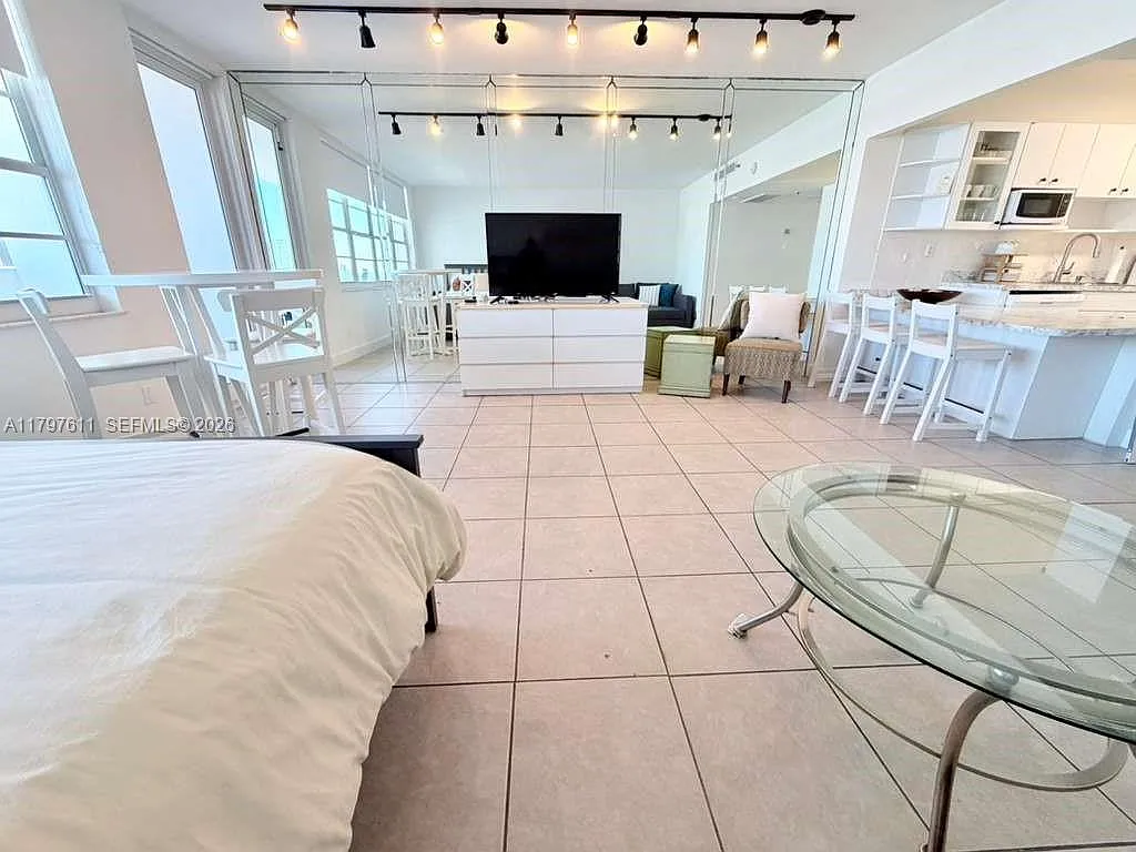 The Decoplage Condo — Photo 4