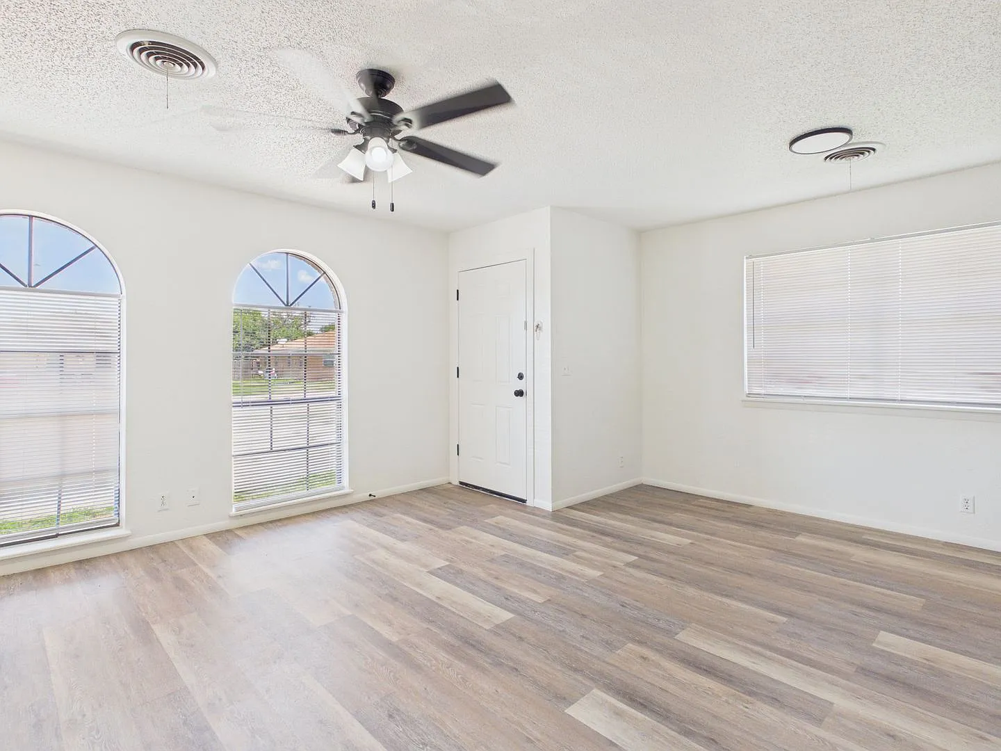 Cute 2 bed 1 bath you don't want to miss! — Photo 4
