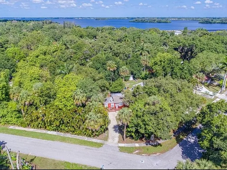 246 Delray Ave — Photo 8
