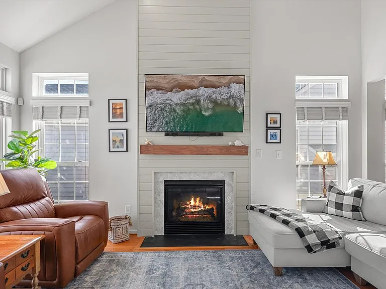 301 Adelaide Dr — Photo 24