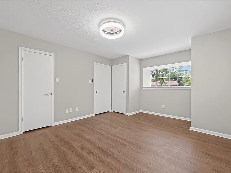 105 Glenmora Ct — Photo 32