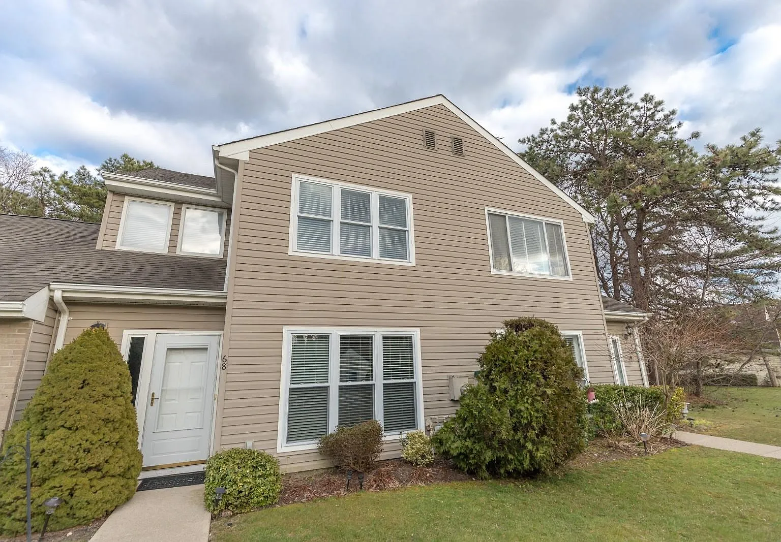 3 bed, 2.5 bath, 1600 sqft, $3,300 — Photo 2