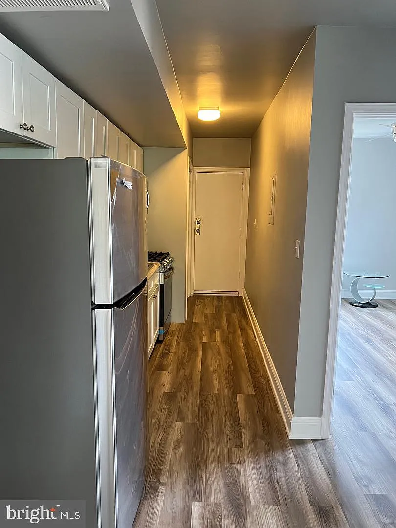 1 bed, 1.0 bath, $1,325 — Photo 2
