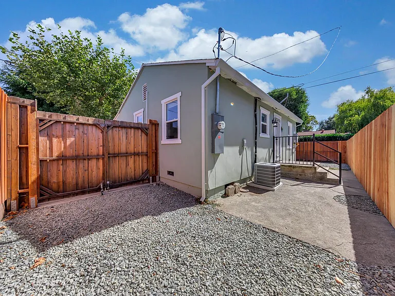 916 Poplar Ave — Photo 44