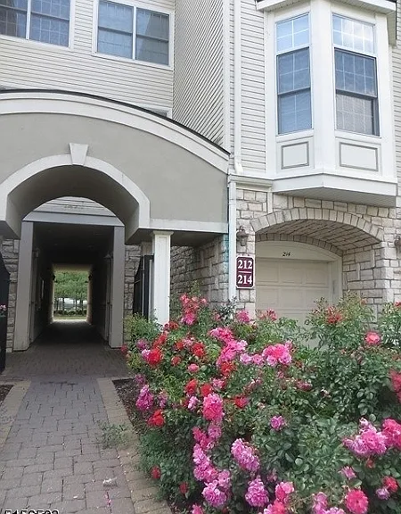 210 Edmonton Ct — Photo 32