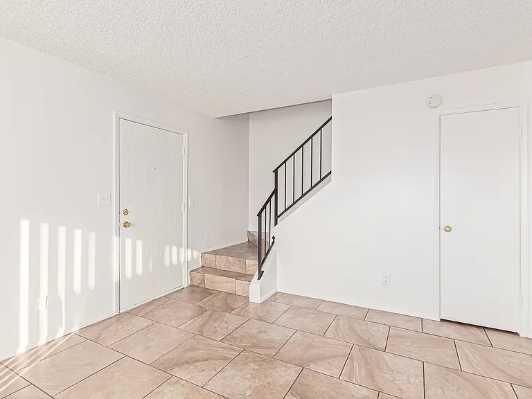 5810 N 48th Ln — Photo 2