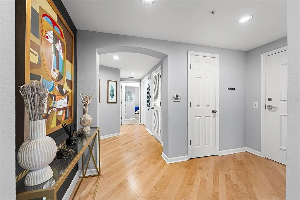 3 bed, 2.0 bath, 1932 sqft, $5,200 — Photo 4