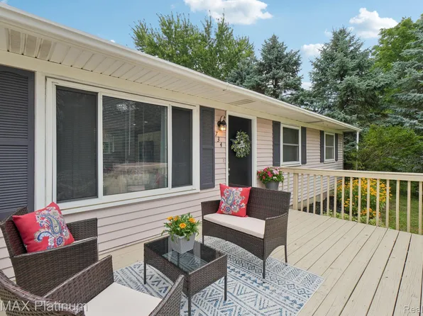 734 S Walnut St, Howell, MI 48843