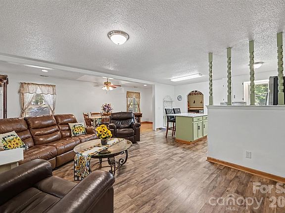 4th image of 3917 Lake Rd