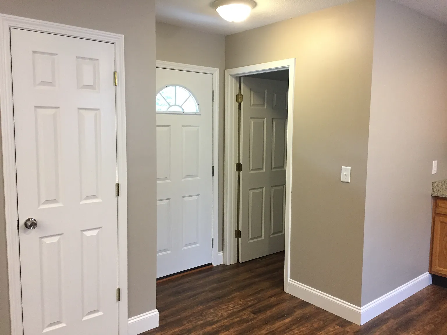 Convenient, updated 2Bed/1Bath Duplex Unit — Photo 2