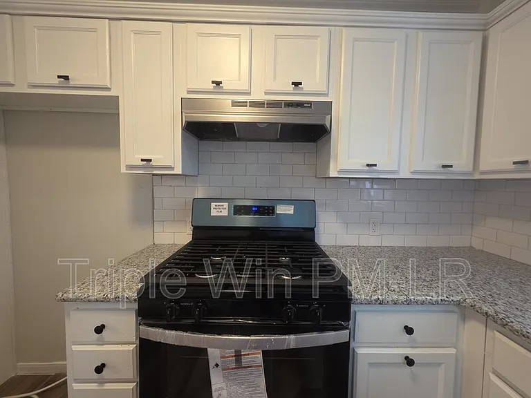 8700 Winston Dr — Photo 10